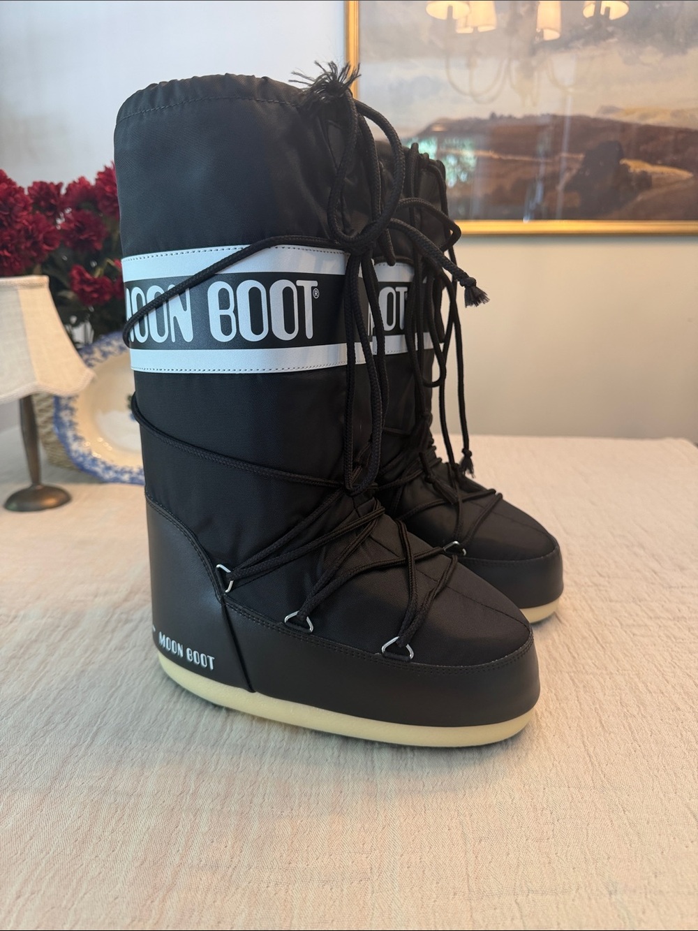 Brand new! Moon Boot “The Original” Black and White Snow Boots, sz EU 35-38